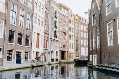 Amsterdam, Hollanda 5 Eylül 2017: Canal Amsterdam ve Binalar
