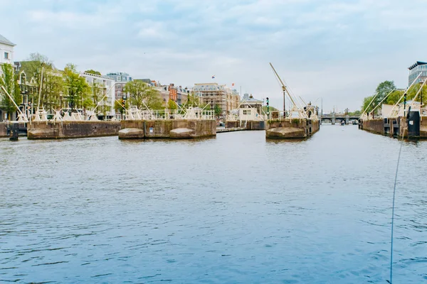 Amsterdã, Holanda 5 de setembro de 2017: Reflexão de árvores e casas em águas tranquilas do rio Amstel, Amsterdã, Países Baixos . — Fotografia de Stock