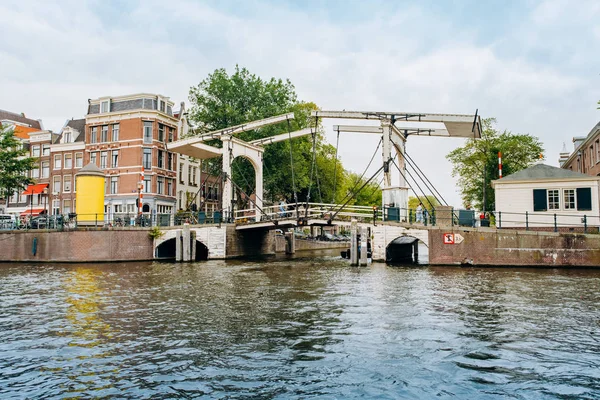 Amsterdam, Nederländerna 5 September 2017: kanaler och floder. Stadslandskapet. Turist plats. Sevärdheter. — Stockfoto