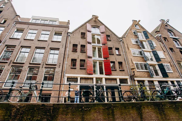 Amsterdam, Nederland, 5 September 2017: kanalen en rivieren. Stad landschap. Toeristische plaats. Bezienswaardigheden. — Stockfoto