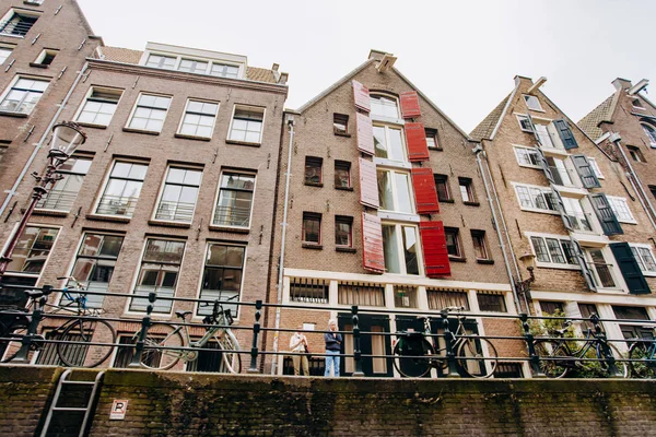 Amsterdam, Nederland, 5 September 2017: kanalen en rivieren. Stad landschap. Toeristische plaats. Bezienswaardigheden. — Stockfoto