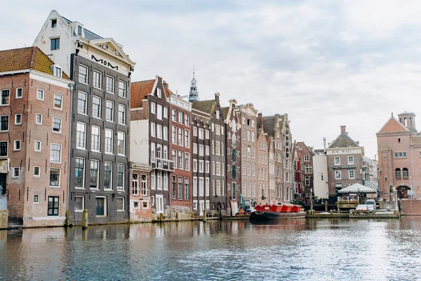 Amsterdam, Hollanda 5 Eylül 2017: kanallar ve nehirler. Şehir manzarası. Turistik yer. Manzaraları. — Stok fotoğraf