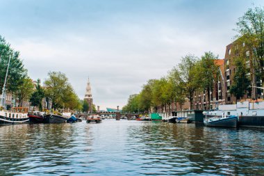 Amsterdam, Hollanda 5 Eylül 2017: kanallar ve nehirler. Şehir manzarası. Turistik yer. Manzaraları.