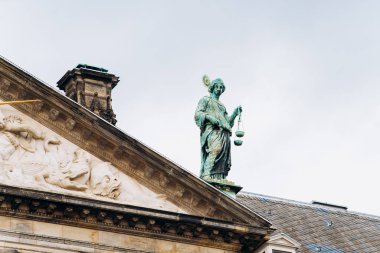 Amsterdam, Hollanda - 5 Eylül 2017: Kraliyet Sarayı (Koninklijk Paleis van Amsterdam). Altın Çağ, Hollanda Kraliyet evi ortakulak kısma 