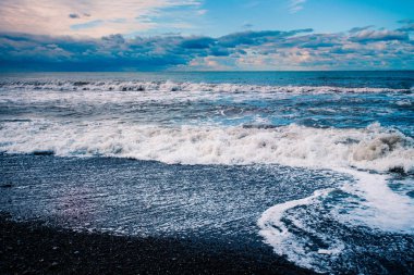 mavi deniz ve bulutlu gökyüzü dalgalar
