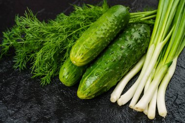 Siyah arka planda taze yeşil salatalık