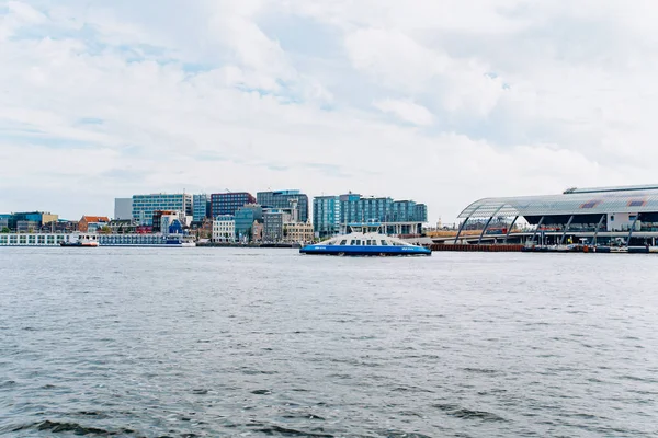 Vue panoramique d'Amsterdam depuis le bateau — Photo