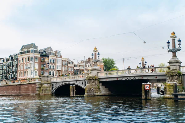 Amsterdam, Nederländerna 5 September 2017: Bridge och Amstel floden. — Stockfoto