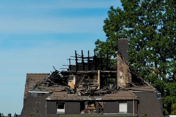 Evin çatısı ve en üst katta yangın tarafından tahrip — Stok fotoğraf