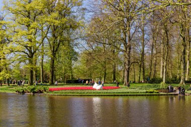 Lisse, Hollanda - 18 Nisan 2016: İnsanlar ve göl Park