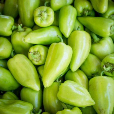 Tatlı yeşil biber. Kırmızı biber biber
