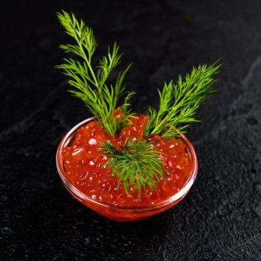 Kase, koyu arka plan kırmızı havyar 