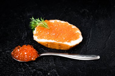 Kırmızı havyar siyah ekmek ile