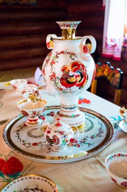 Rus çay töreni ile masaya semaver ayakta