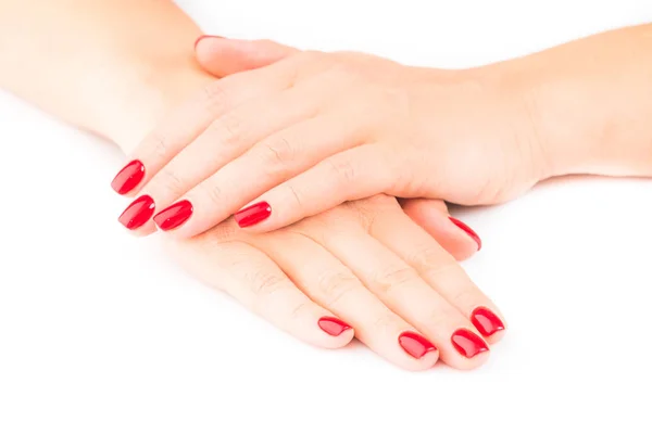 Руки молодой женщины с красным маникюром на ногтях — стоковое фото