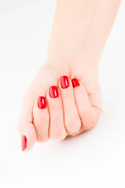Руки молодой женщины с красным маникюром на ногтях — стоковое фото