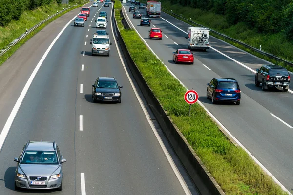 DUSSELDORF, ALEMANHA-AGOSTO 21,2017: Tráfego de automóveis na auto-estrada i — Fotografia de Stock