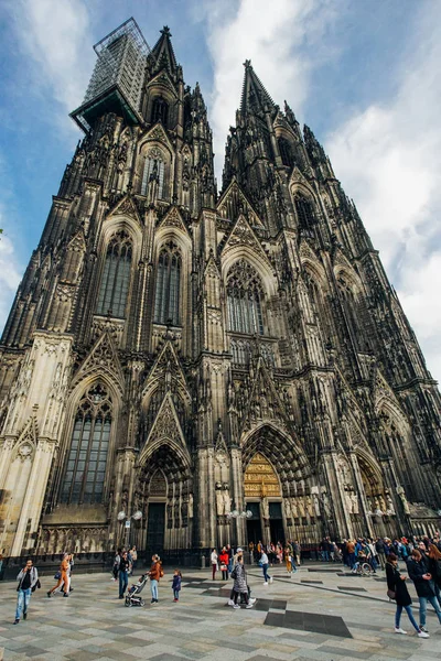 COLOGNE, GERMANY - November 07, 2018: Tourists walk around benea — Stock Photo, Image