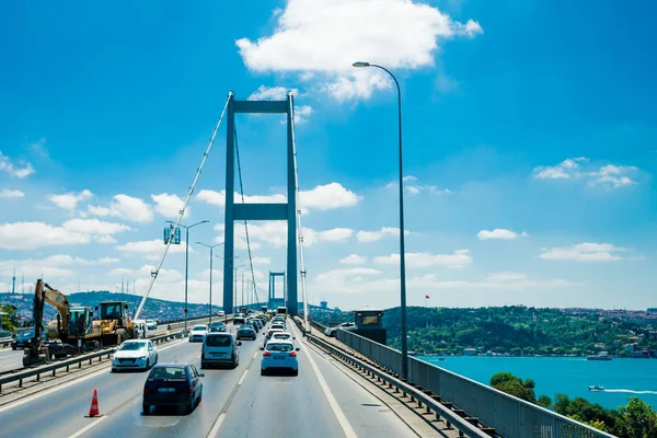 ISTANBUL, TURKEY - 11 июля 2017 года: Traffic on Bosphorus Bridge. B — стоковое фото