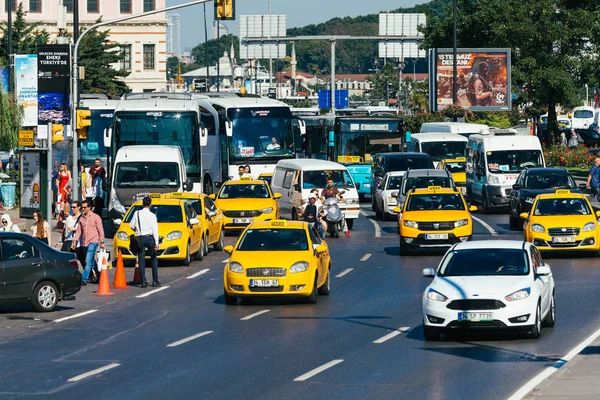 ISTANBUL, TURQUÍA, 11 DE JULIO DE 2017: Atasco de tráfico en la c histórica — Foto de Stock