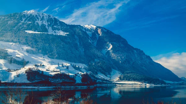 Krásné zimní jezero a zasněžené hory. Zimní krajina — Stock fotografie