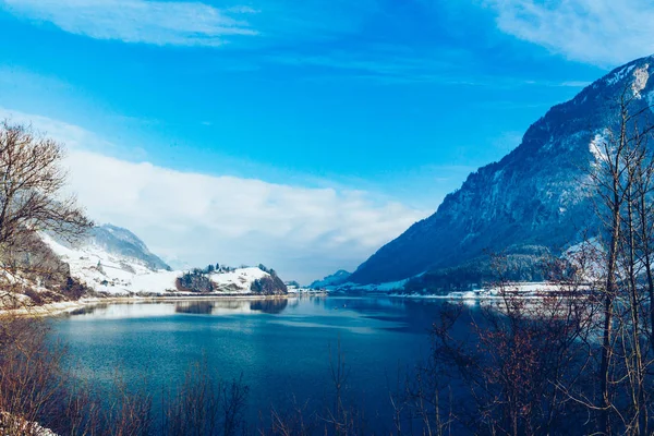 Όμορφο χειμώνα στη λίμνη και τα χιονισμένα βουνά. Χειμωνιάτικο τοπίο — Φωτογραφία Αρχείου