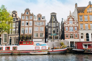 Amsterdam, Hollanda 5 Eylül 2017: kanallar ve nehirler. Şehir manzarası. Turistik yer. Manzaraları.