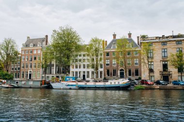 Amsterdam, Hollanda 5 Eylül 2017: kanallar ve nehirler. Şehir manzarası. Turistik yer. Manzaraları.