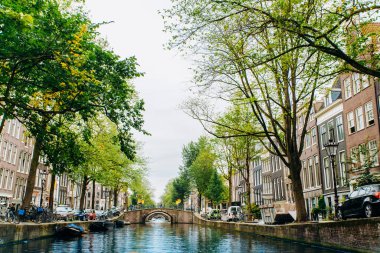 Amsterdam, Hollanda 5 Eylül 2017: kanallar ve nehirler. Şehir manzarası. Turistik yer. Manzaraları.