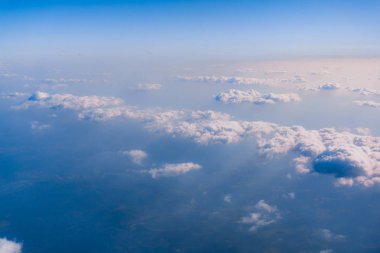 Uçak penceresinden bulutlar