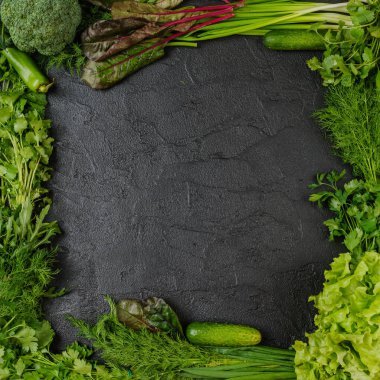 Sebze siyah arka plan üzerine çerçeve
