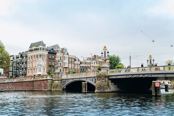 Amsterdam, Nederländerna 5 September 2017: Bridge och Amstel floden. — Stockfoto