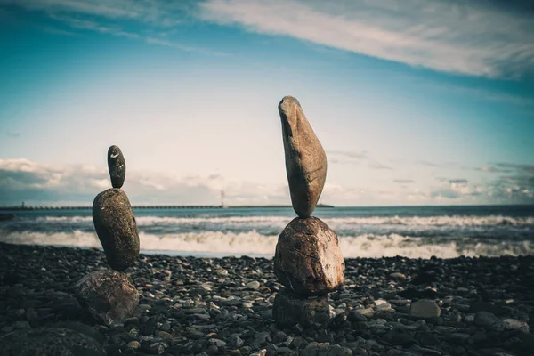 海に対してバランスの石 — ストック写真