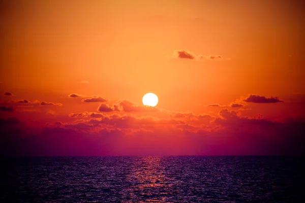 Coucher de soleil sur la mer Noire à Sotchi — Photo