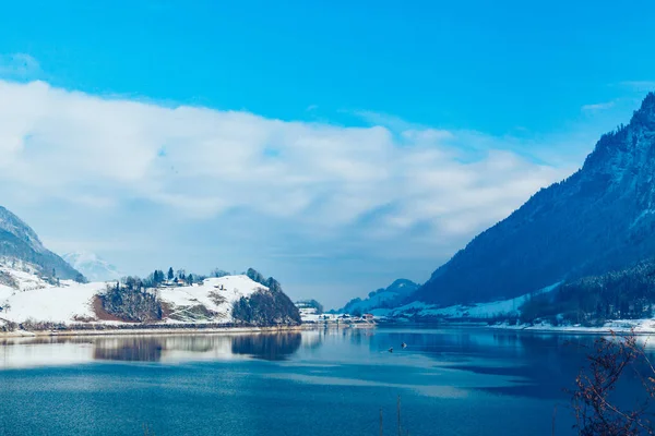 Λίμνη με τα βουνά. χειμωνιάτικο τοπίο — Φωτογραφία Αρχείου
