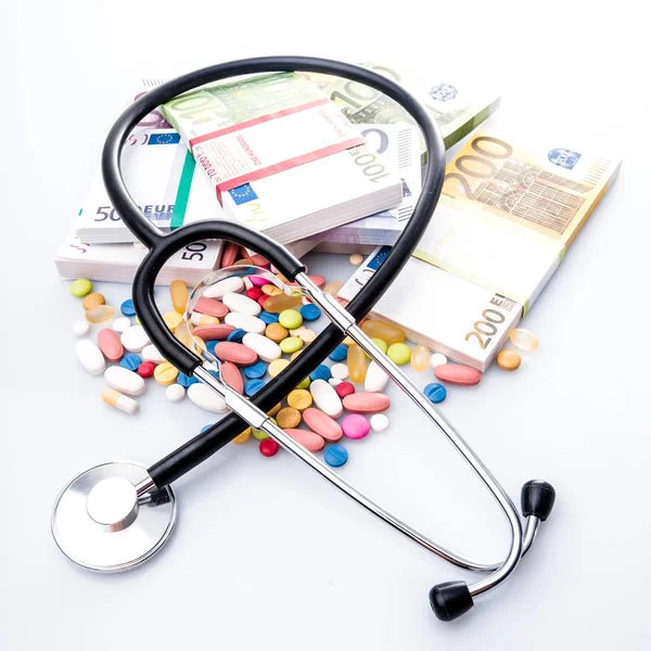 Medizin-Pillen, Stethoskop im Euro-Geld-Hintergrund — Stockfoto