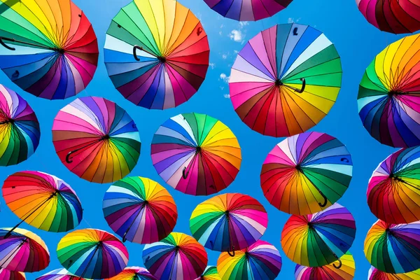 Beaucoup de parapluies colorés. arc-en-ciel gay pride protection — Photo