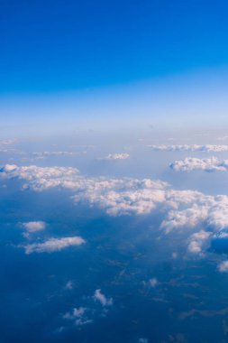 Gökyüzü görmek için uçak penceresinden görüntülemek
