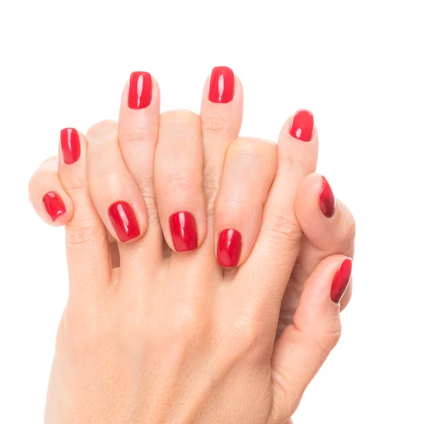 Τα χέρια του μια νεαρή γυναίκα με κόκκινο μανικιούρ για τα νύχια — Φωτογραφία Αρχείου