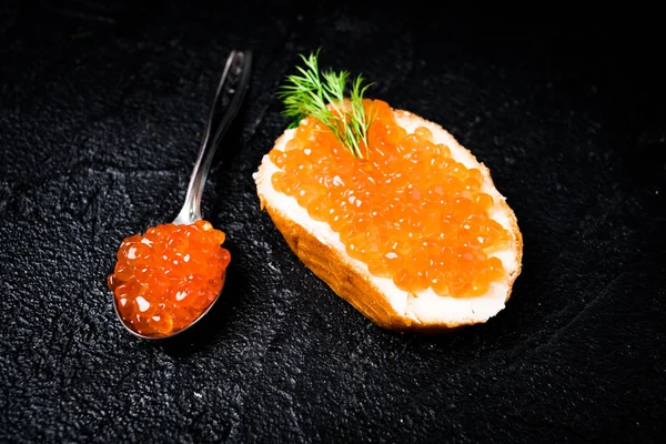 Sandwich con caviar rojo — Foto de Stock