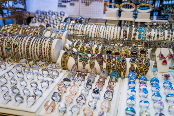 Puesto de venta de joyas de plata en el bazar de Estambul en Turquía — Foto de Stock