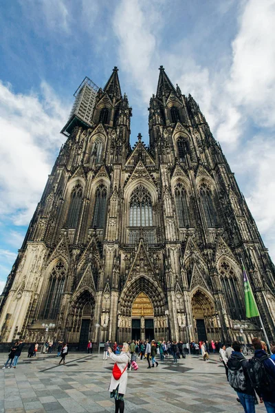 Köln, Deutschland - 07. November 2018: Touristen spazieren durch die Stadt — Stockfoto