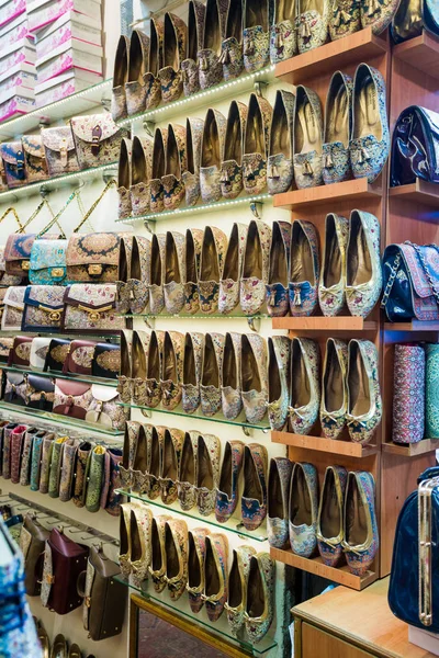 Tradiční turecké pantofle Babouche k prodeji na velkém bazaru jsem — Stock fotografie