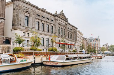 Amsterdam, Hollanda 5 Eylül 2017: Canal Amsterdam ve Binalar