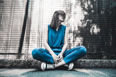 genç seksi esmer kadın güneş gözlüğü