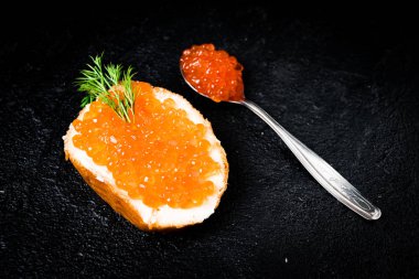 Kırmızı havyar ile sandviç