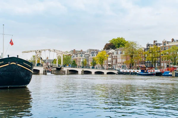 Amsterdam, Hollanda 5 Eylül 2017: Ağaçlar ve durgun su Amstel Nehri'nin, Amsterdam, Hollanda evleri, yansıması. — Stok fotoğraf