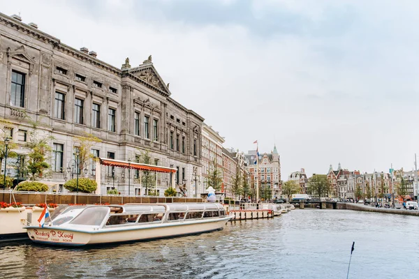Amsterdam, Hollanda 5 Eylül 2017: Canal Amsterdam ve Binalar