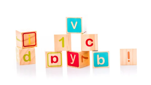 グッズ キューブ。ベビー コレクション。赤ちゃんのおもちゃから作られた Abc の文字 — ストック写真