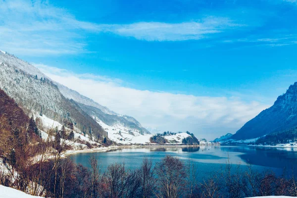 Lindo lago de inverno e montanhas nevadas. Paisagem inverno — Fotografia de Stock